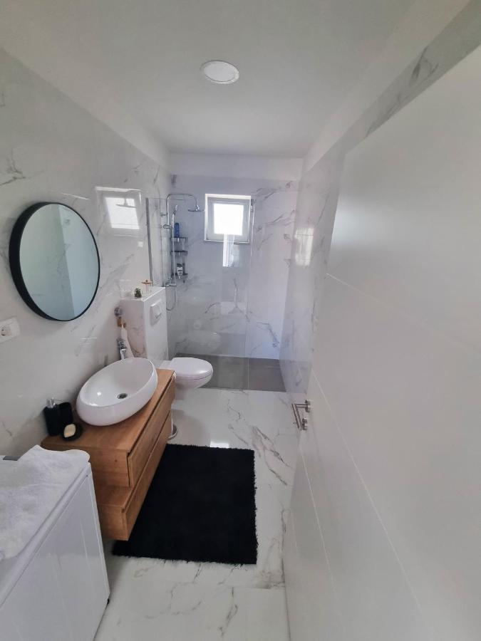Beach House Oasis Villa Livak คาชเตลา ภายนอก รูปภาพ