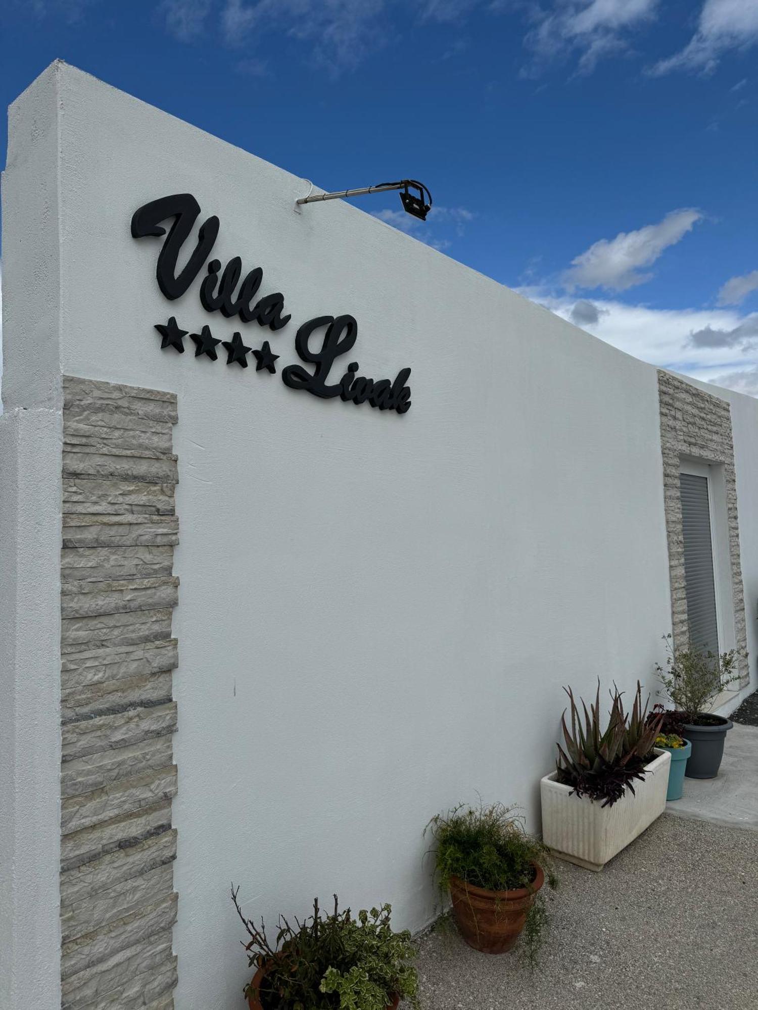 Beach House Oasis Villa Livak คาชเตลา ภายนอก รูปภาพ