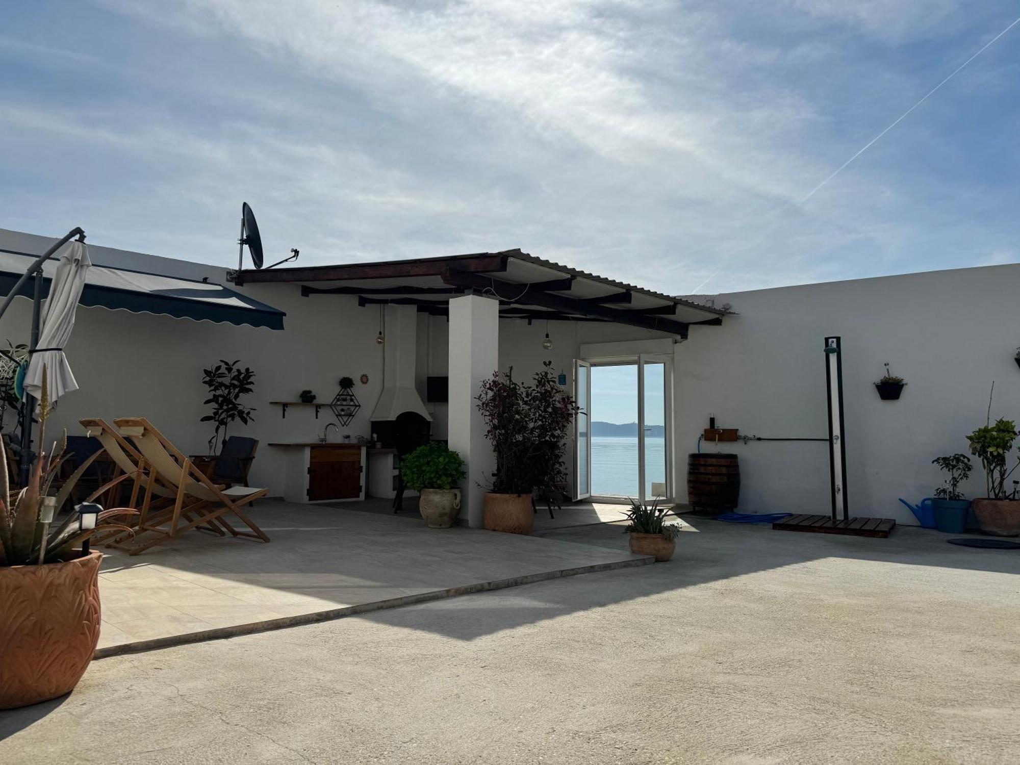 Beach House Oasis Villa Livak คาชเตลา ภายนอก รูปภาพ